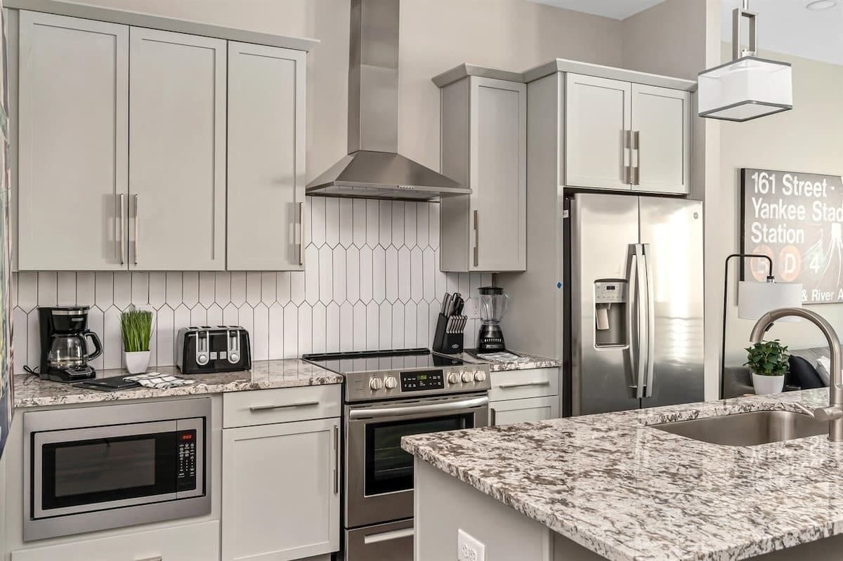 Kjøleskap, mikrobølgeovn, ovn og kokeplater