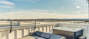 Nashville Retreat • Rooftop Views & Hot Tub