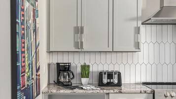 Coffee/tea maker, fridge, microwave, oven