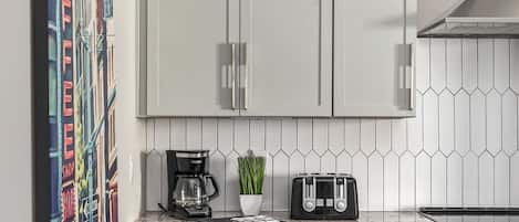 Cafetera y tetera, refrigerador, microondas y horno
