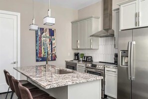 冰箱、微波炉、烤箱、炉灶