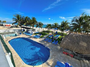 Outdoor pool - Marenas Beach Resort (Sunny Isles Beach)