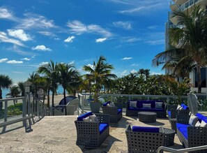 Outdoor pool - Marenas Beach Resort (Sunny Isles Beach)
