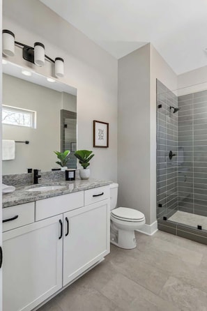 Shower, hair dryer, towels, shampoo - New Nashville Retreat • Hot Tub & Skyline Views (Nashville)