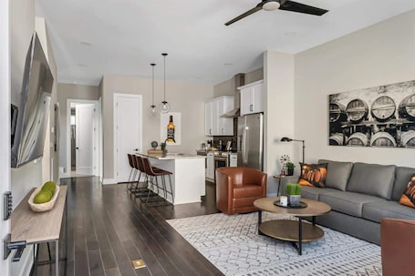 TV. New Nashville Retreat • Hot Tub & Skyline Views