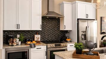 Coffee/tea maker, fridge, microwave, oven