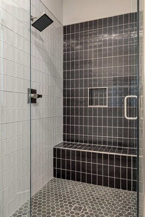 Shower, hair dryer, towels, shampoo - New Nashville Retreat • Hot Tub & Skyline Views (Nashville)