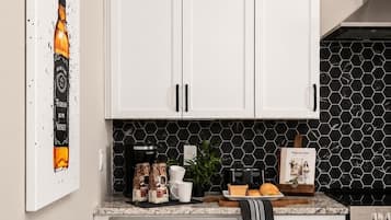 Coffee/tea maker, fridge, microwave, oven