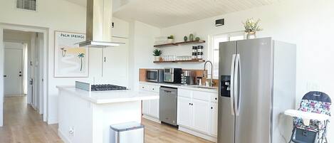 Réfrigérateur, four à micro-ondes, un four, surface de cuisson