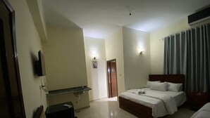 مساحة عمل للكمبيوتر المحمول وستائر تعتيم وواي فاي مجانًا