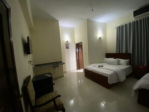 Laptop workspace, blackout drapes, free WiFi - Sneferu Hotel (Giza)