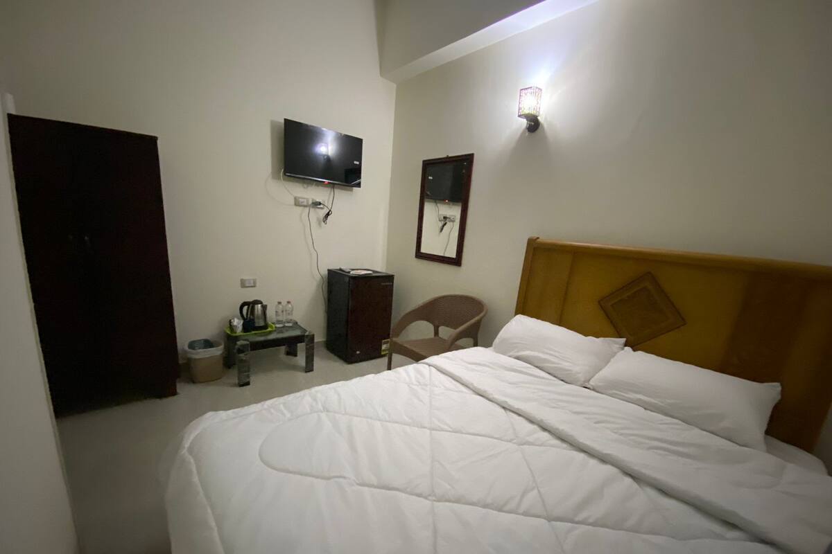 Deluxe Double or Twin Room | Laptop workspace, blackout drapes, free WiFi