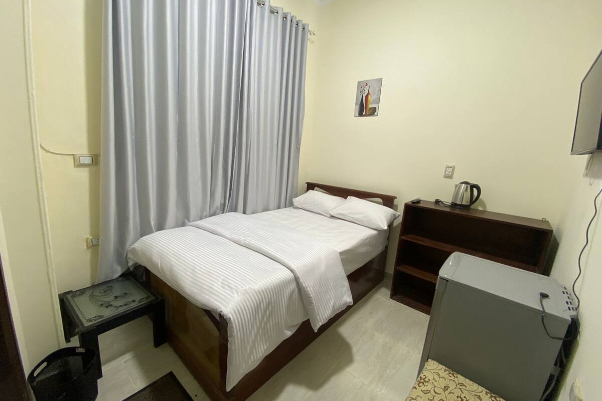 Basic Single Room | Laptop workspace, blackout drapes, free WiFi