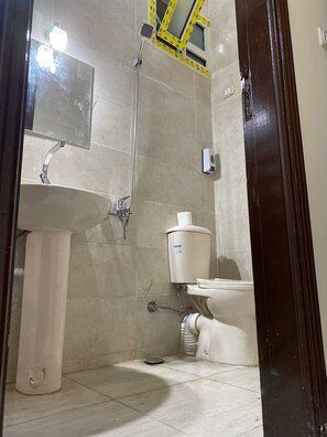 Standard Single Room | Bathroom - Sneferu Hotel (Giza)