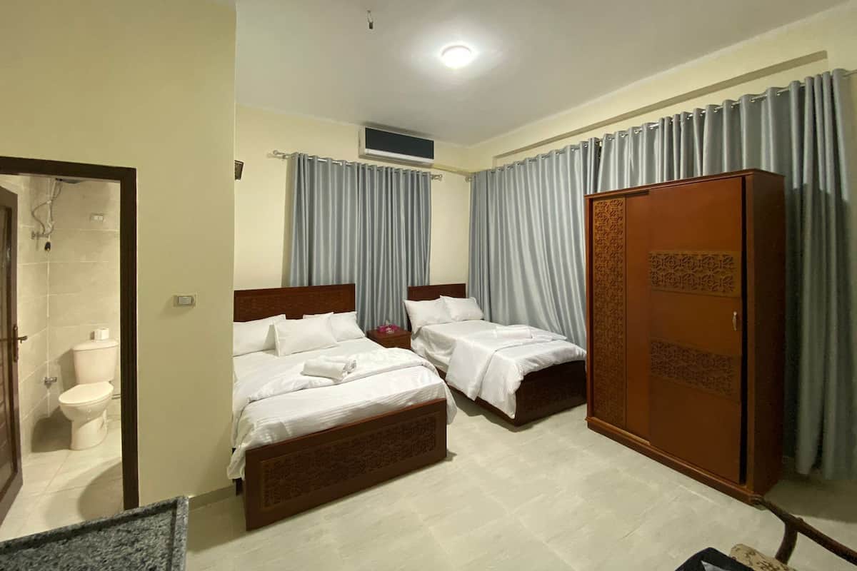 Family Double Room | Laptop workspace, blackout drapes, free WiFi