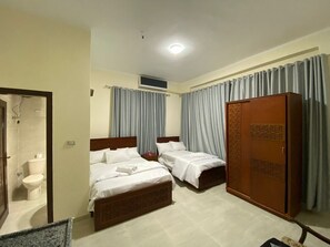 مساحة عمل للكمبيوتر المحمول وستائر تعتيم وواي فاي مجانًا