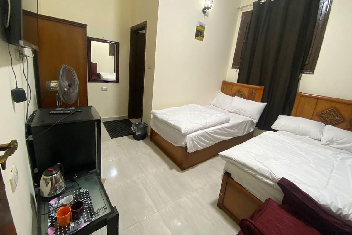 Basic Twin Room | Laptop workspace, blackout drapes, free WiFi