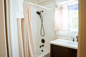 Badewanne, Haartrockner, Handtücher