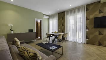 Habitación cuádruple familiar | Área de sala de estar | Smart TV de 45 pulgadas con canales vía satélite y televisión