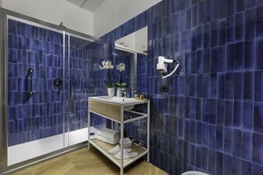 Superior-Dreibettzimmer | Badezimmer | Dusche, kostenlose Toilettenartikel, Bidet, Handtücher