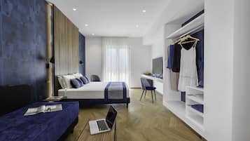 Habitación triple superior | Edredón, minibar y caja de seguridad en la habitación