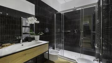 Classic Room | Bathroom | Shower, free toiletries, bidet, towels