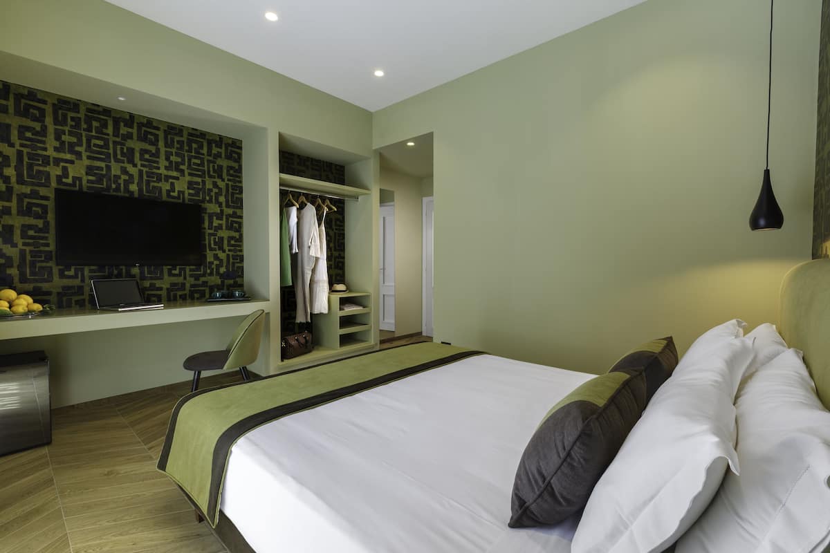 Habitación clásica | Edredón, minibar y caja de seguridad en la habitación
