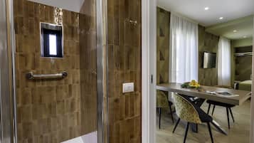 Habitación cuádruple familiar | Baño | Regadera, amenidades de baño gratuitas, bidet, toallas