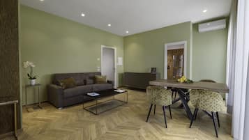 Quadrupla familiare | Copriletto in piuma, minibar, una cassaforte in camera