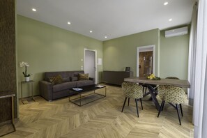Familien-Vierbettzimmer | Daunenbettdecken, Minibar, Zimmersafe, individuell dekoriert