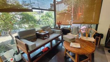 Una sala de estar moderna con sofá, mesa de centro y mesa de comedor de madera.