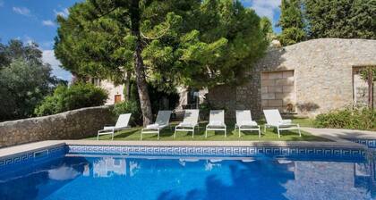 Charming rural house renovated located in the middle of the island.