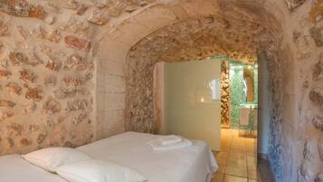 6 slaapkamers, een strijkplank/strijkijzer, reisbedje, wifi