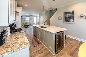 冰箱、微波炉、烤箱、炉灶