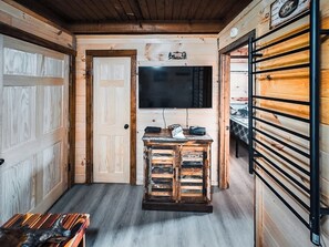 Interior - Cozy tiny cabin, hot tub/mtn. view! (Sevierville)