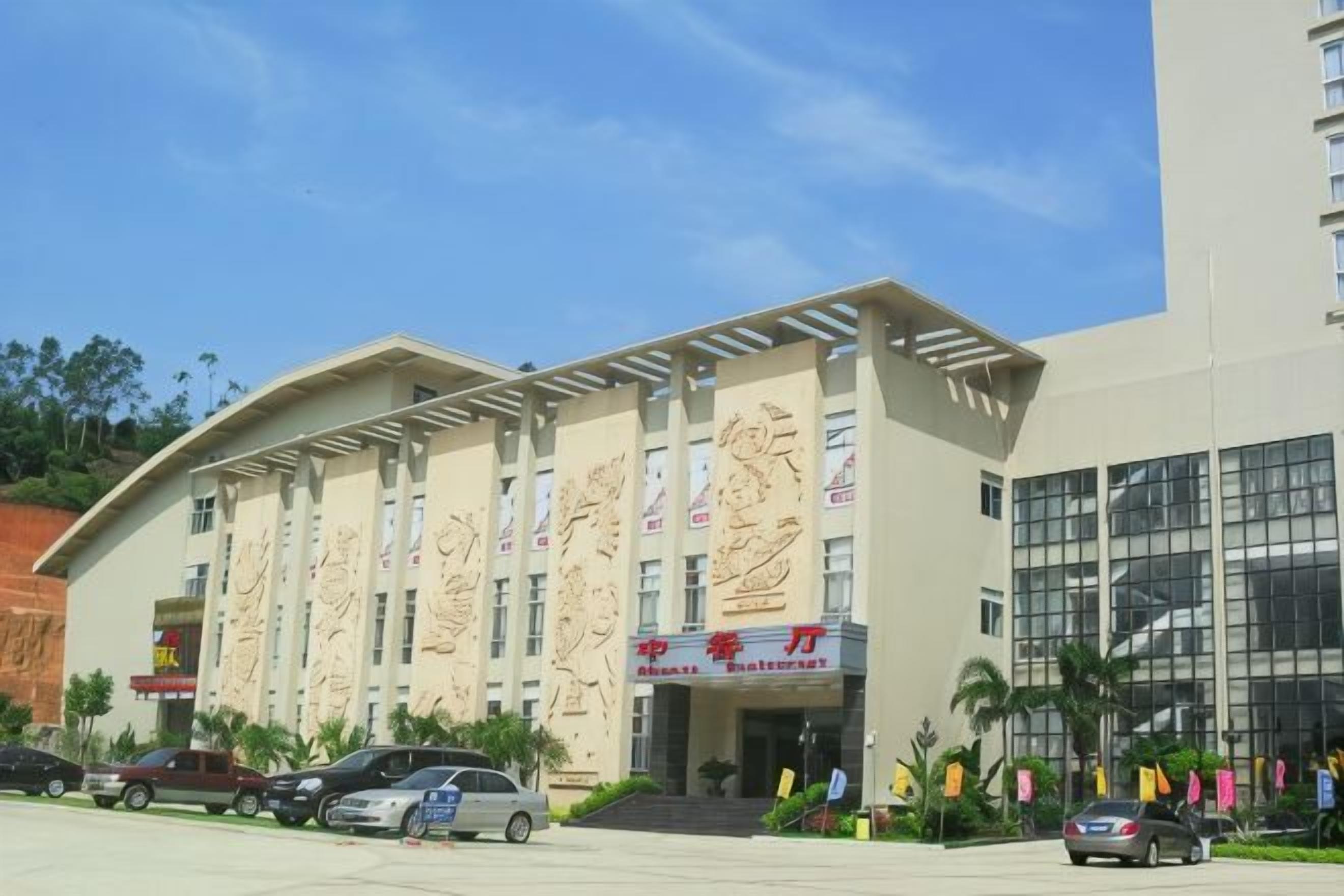 Um edifício com uma entrada espaçosa e várias janelas.