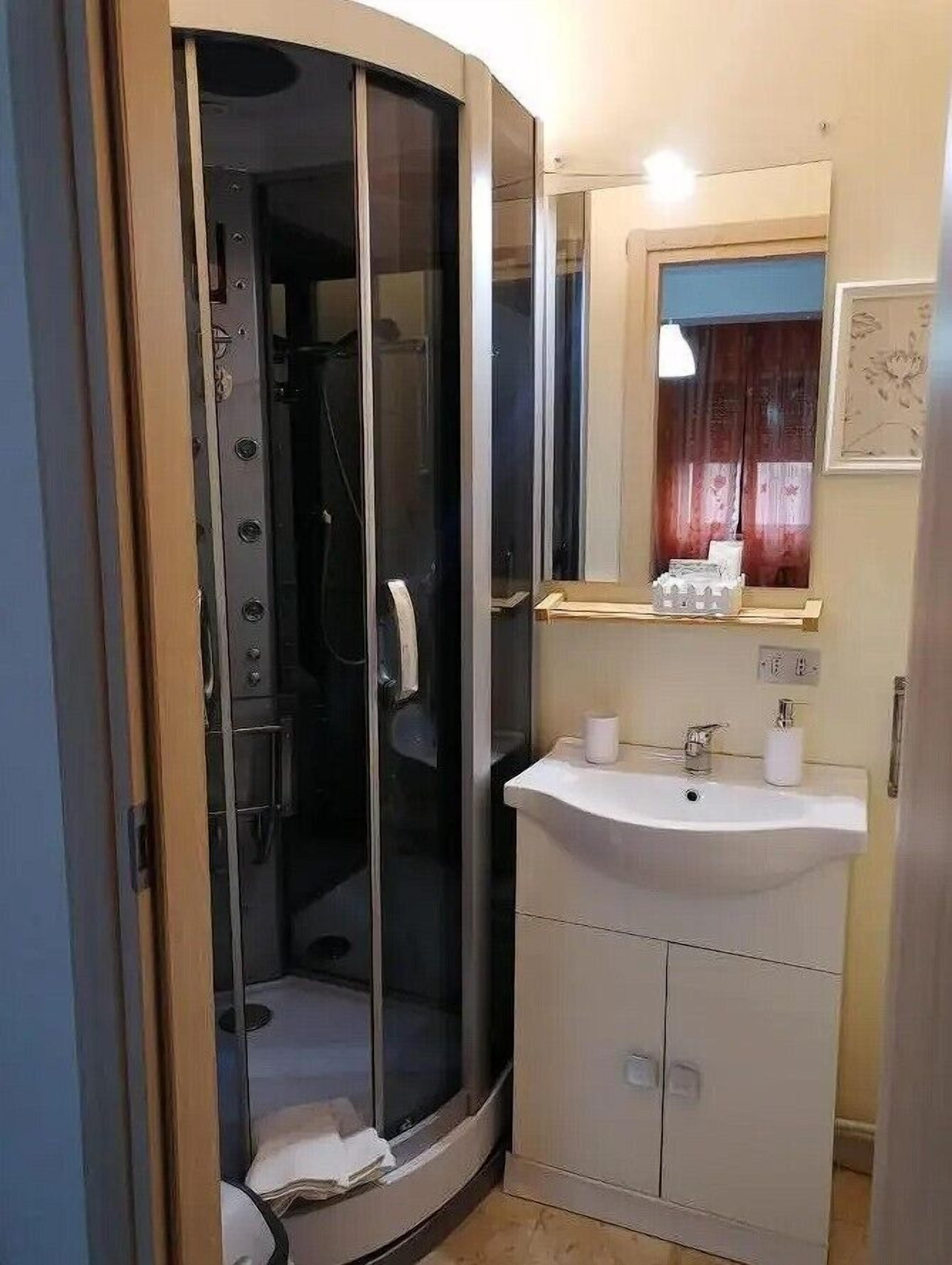 Soffione a pioggia, asciugacapelli, bidet, asciugamani