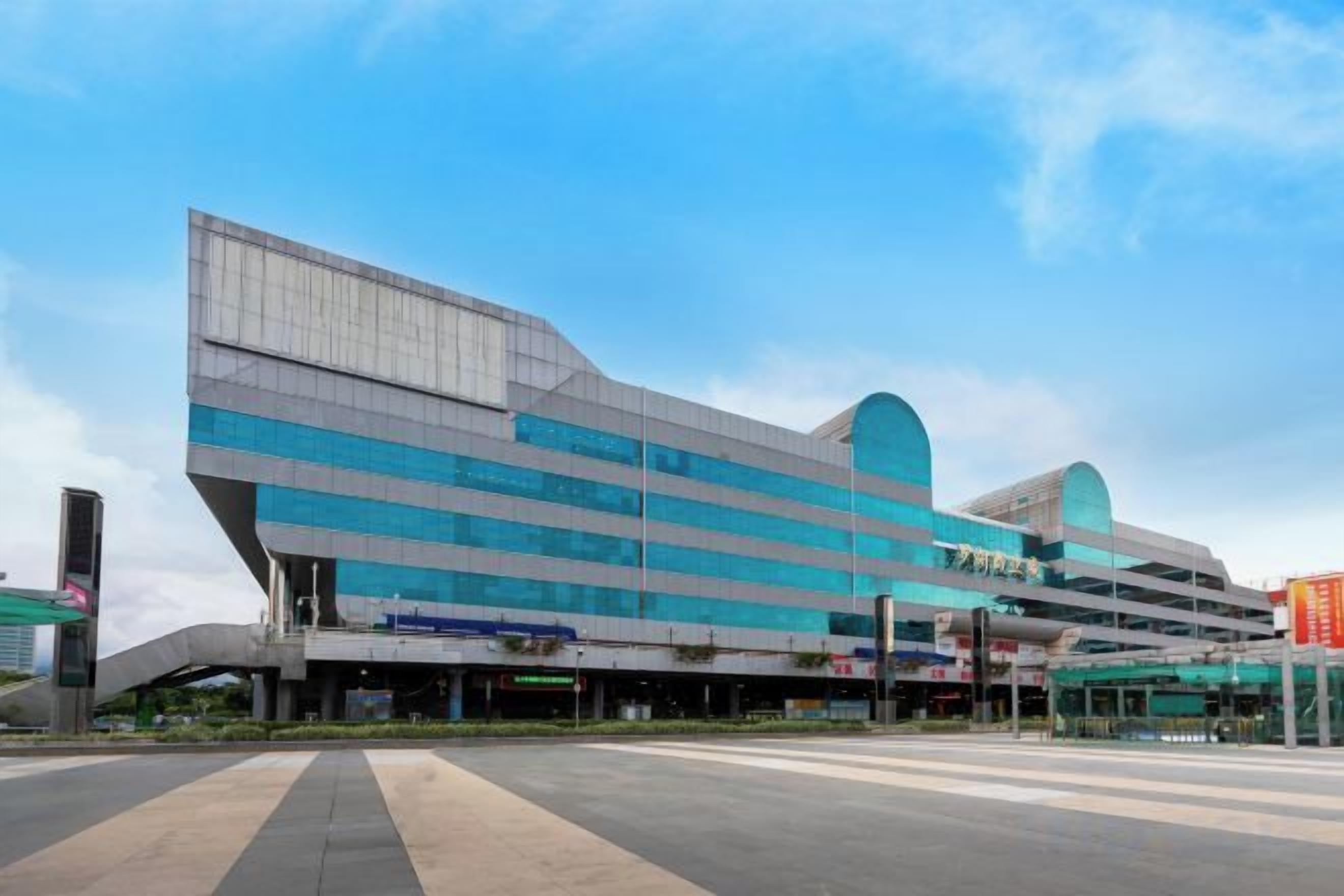 Un edificio moderno con techo plano y un amplio alero.