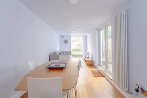 Dining - Garden| Full Kitchen| King Bed| Modern bathroom (London)