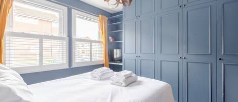 1 habitación, tabla de planchar con plancha, internet y ropa de cama