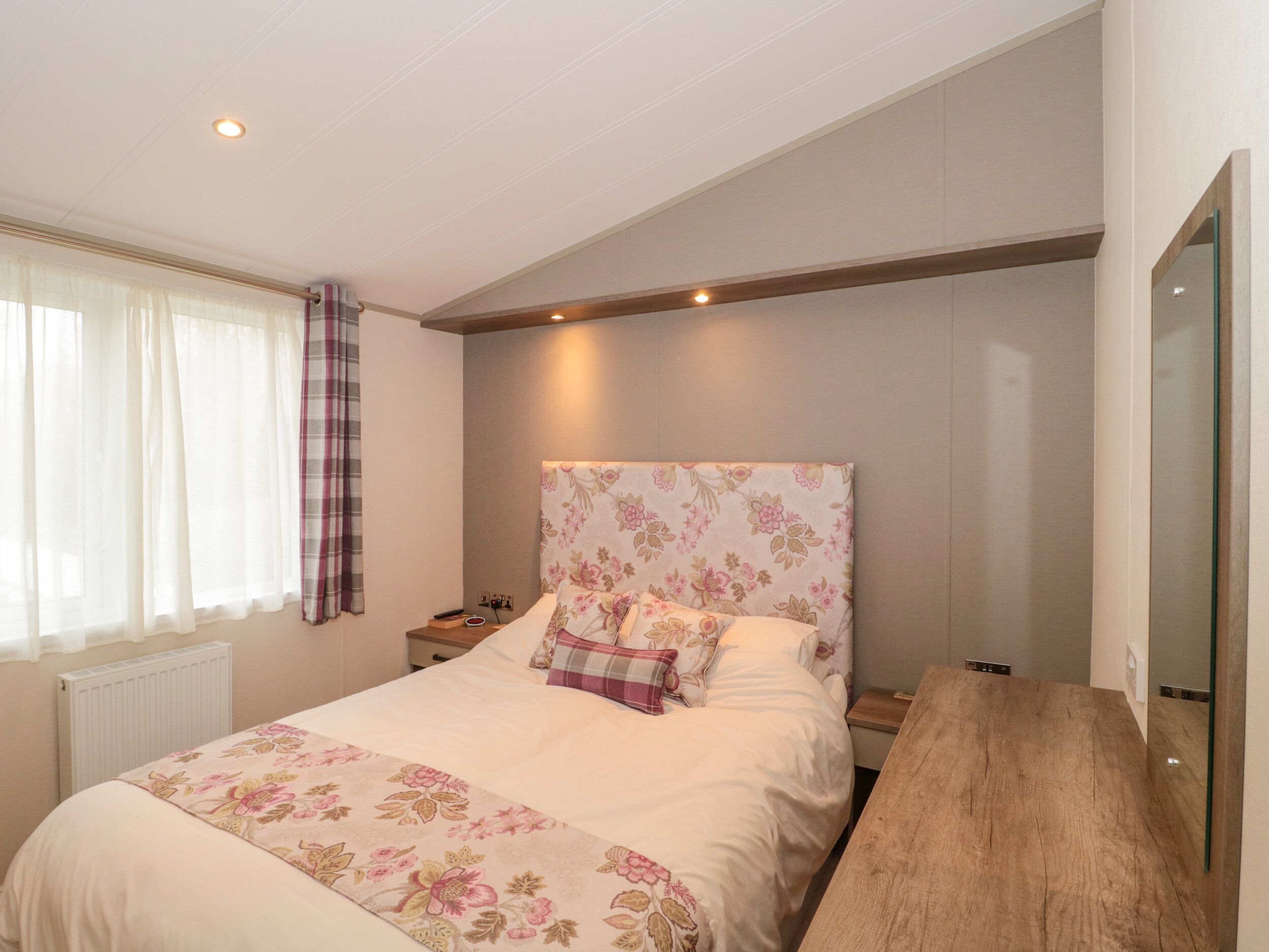 2 bedrooms, individually decorated, individually furnished, free WiFi