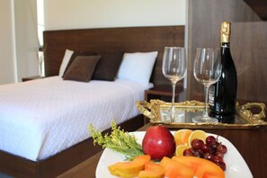 5 bedrooms, desk, iron/ironing board, WiFi