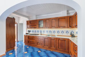 Refrigerador, microondas, parrilla de estufa y tetera eléctrica 