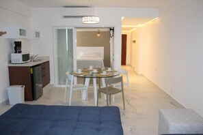 1 habitación, escritorio, tabla de planchar con plancha y wifi