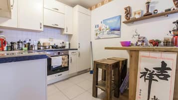 Departamento | Cocina privada | Refrigerador, microondas, horno y parrilla de estufa