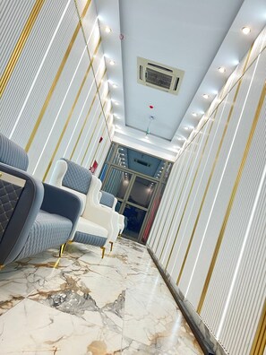 ฝ่ายต้อนรับ