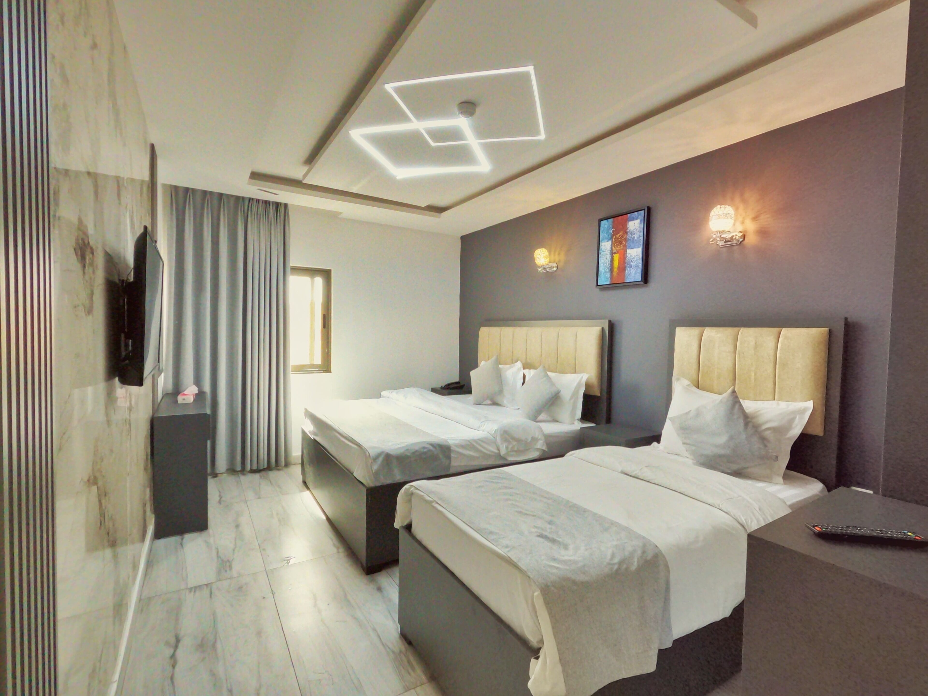 Habitación Deluxe | Minibar, caja fuerte, cortinas opacas y tabla de planchar con plancha