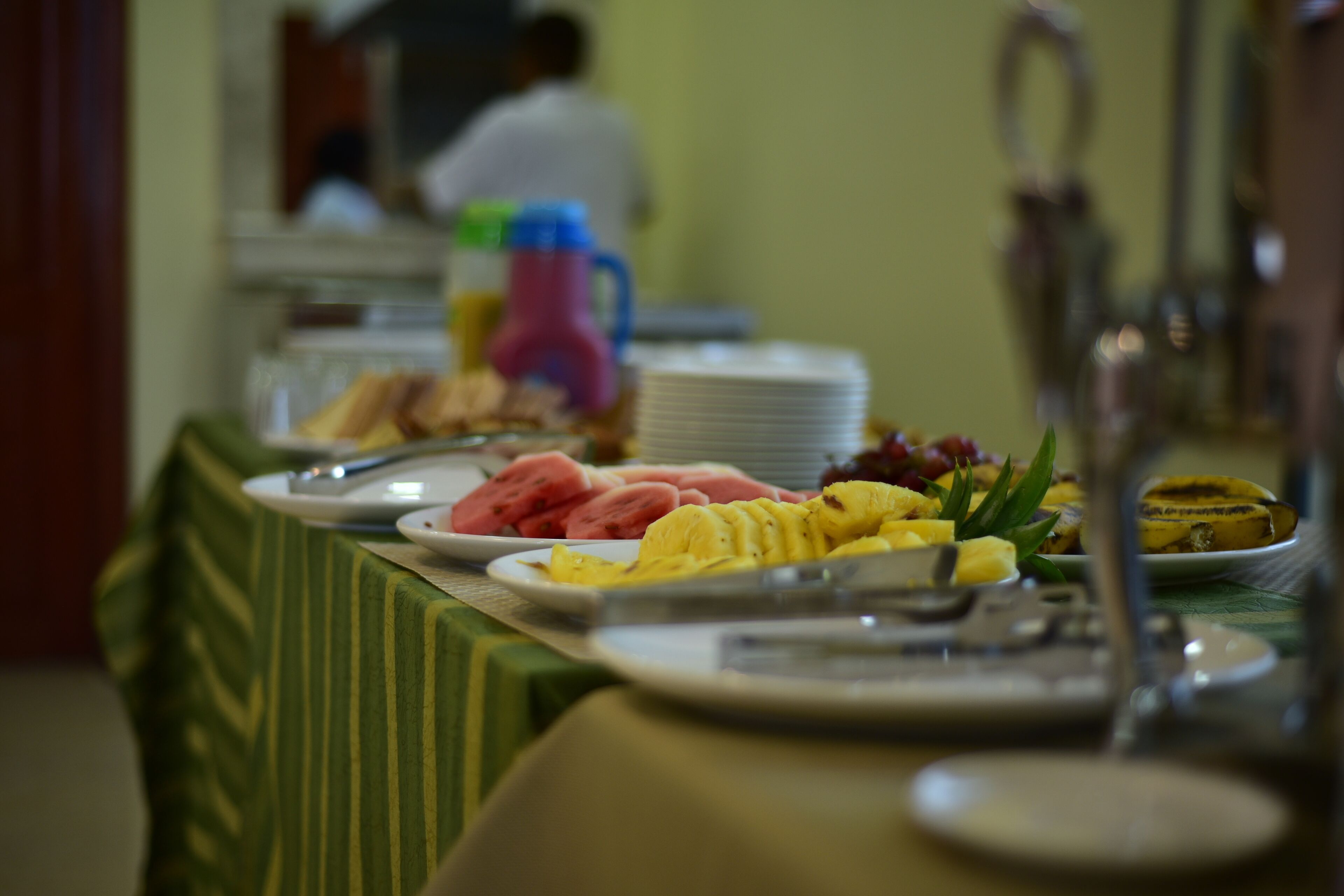 Una mesa de buffet con diferentes alimentos y utensilios.