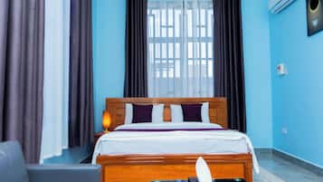Quarto casal superluxo | Camas com colchões pillow-top, cofres nos quartos, escrivaninha