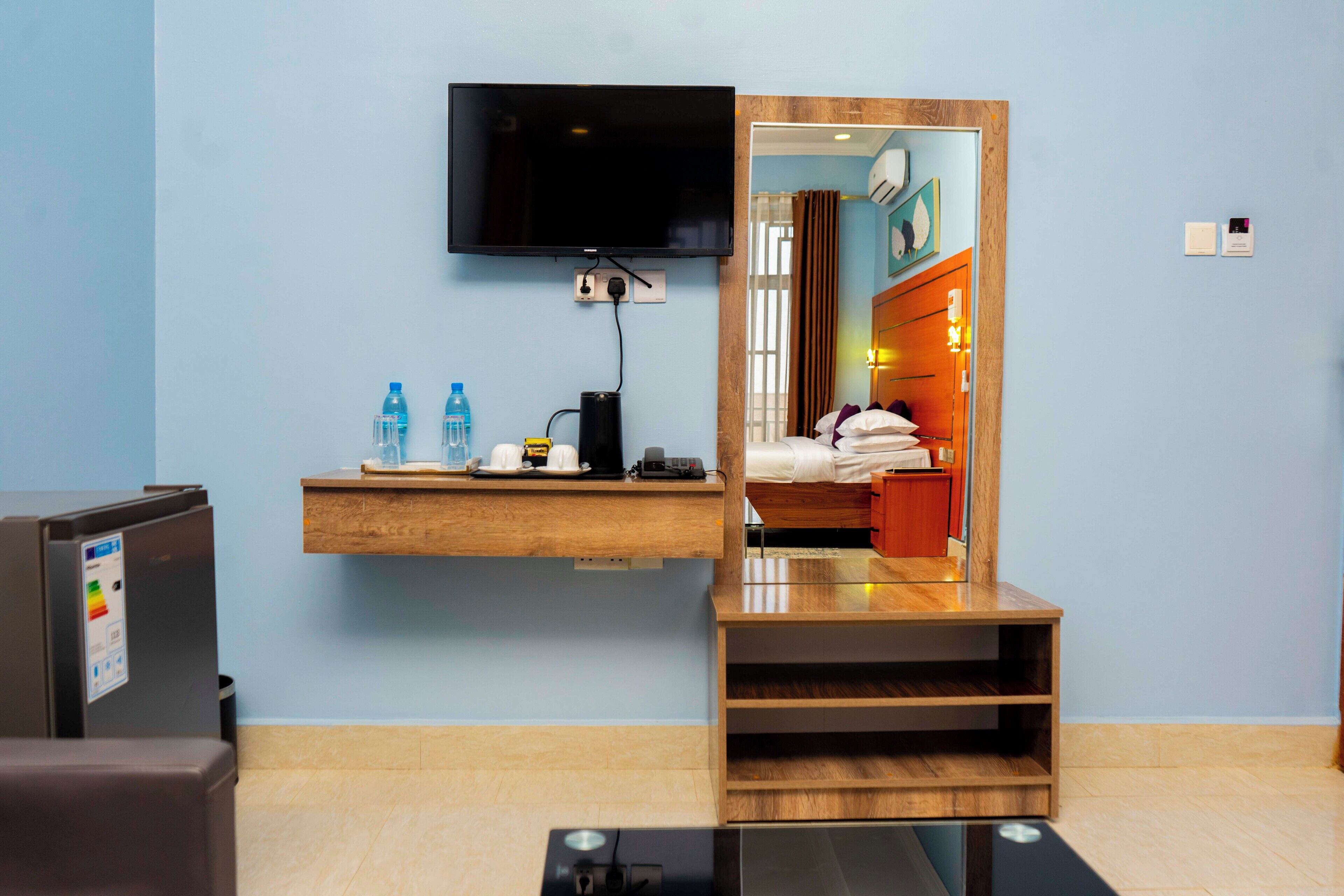 Colchones con pillow-top y caja de seguridad en la habitación 